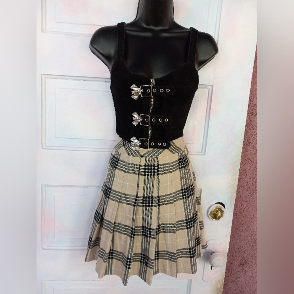 Divided pleated preppycore school girl khaki & black skirt! So cute & versatile!